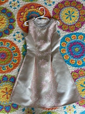 Gorgeous little girls dress!